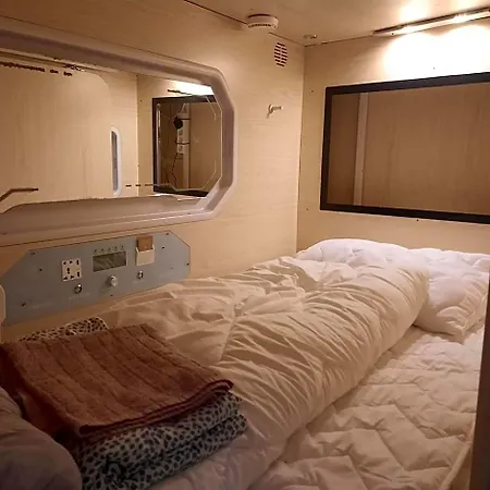 Wooden Box With Sleeping Amenities Vindegade 53e فندق-كبسولة أودنسه